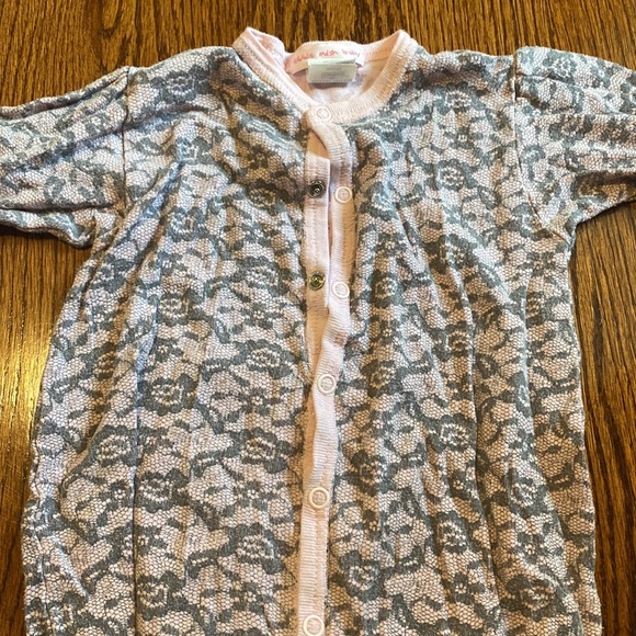 Little Mish girls lace print onesie gown - Picture 3 of 4